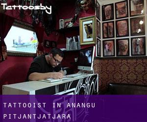 Tattooist in Anangu Pitjantjatjara